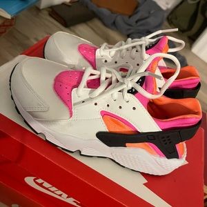 Nike shoes (athletic shoes )